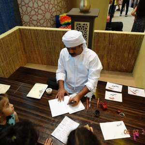 dubai-calligraphy-and-engraving-artist
